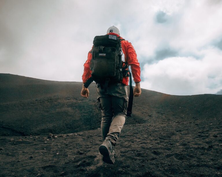Matteo cammina con zaino in spalla