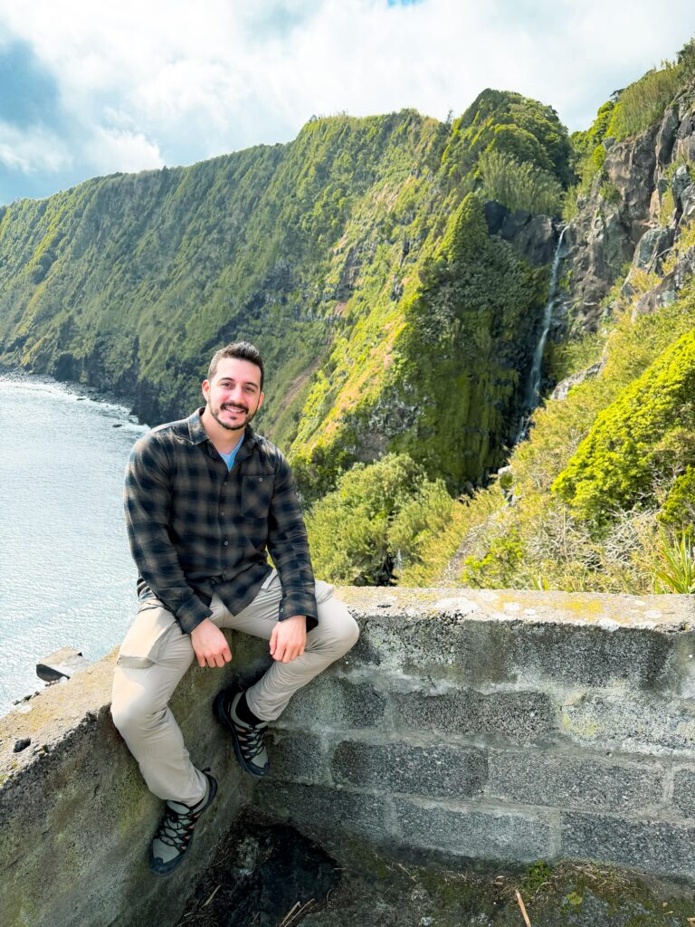 Mgallitravel seduto su un mirador alle azzorre davanti a una cascata