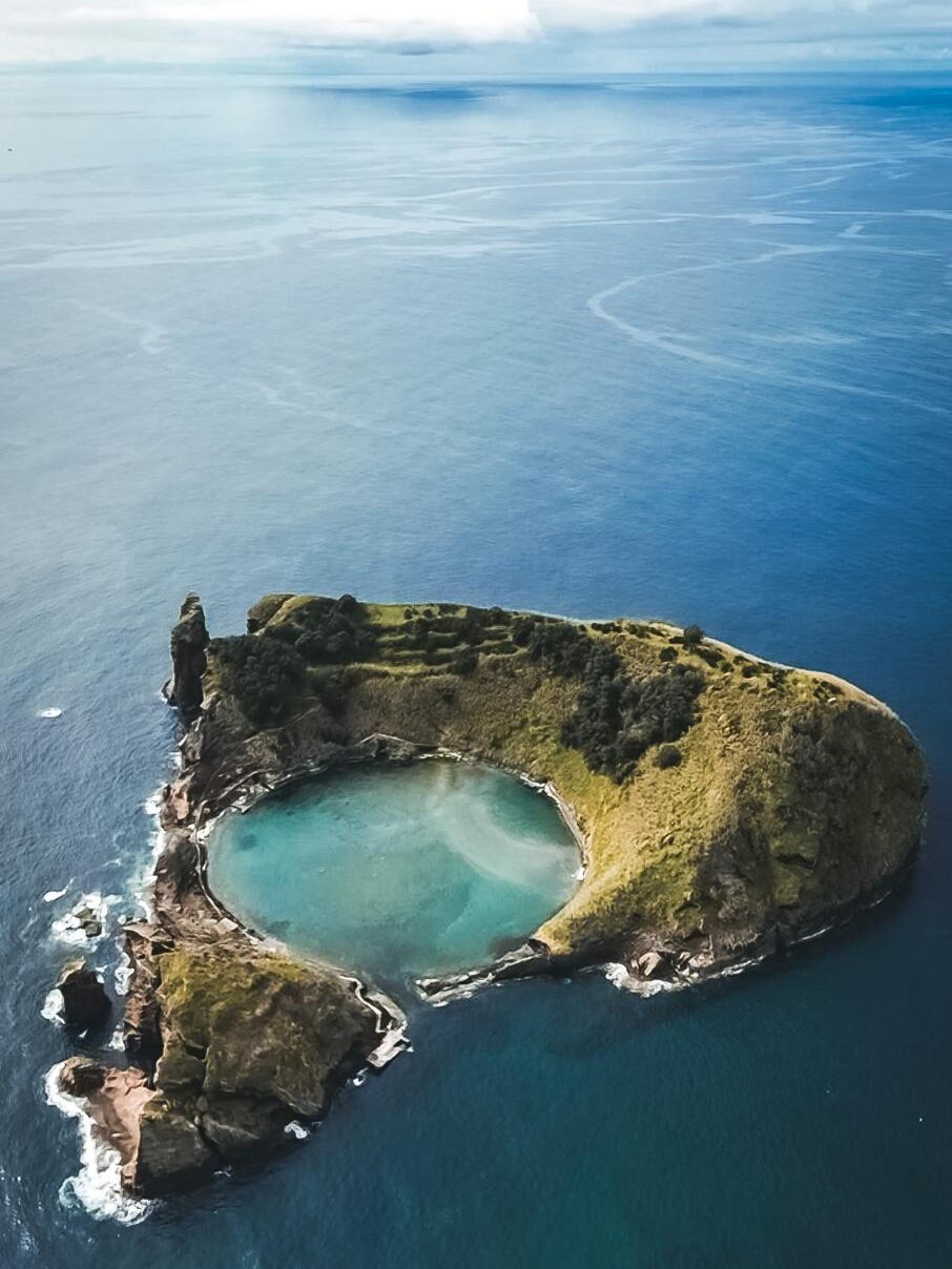 Immagine dal drone dell'isola di fronte a Villa Franca con il cono tondo del vulcano collassato