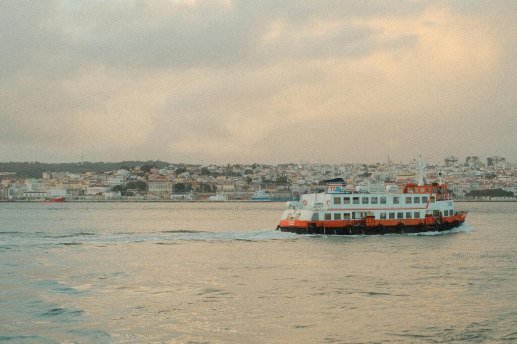 traghetto che naviga alle azzorre