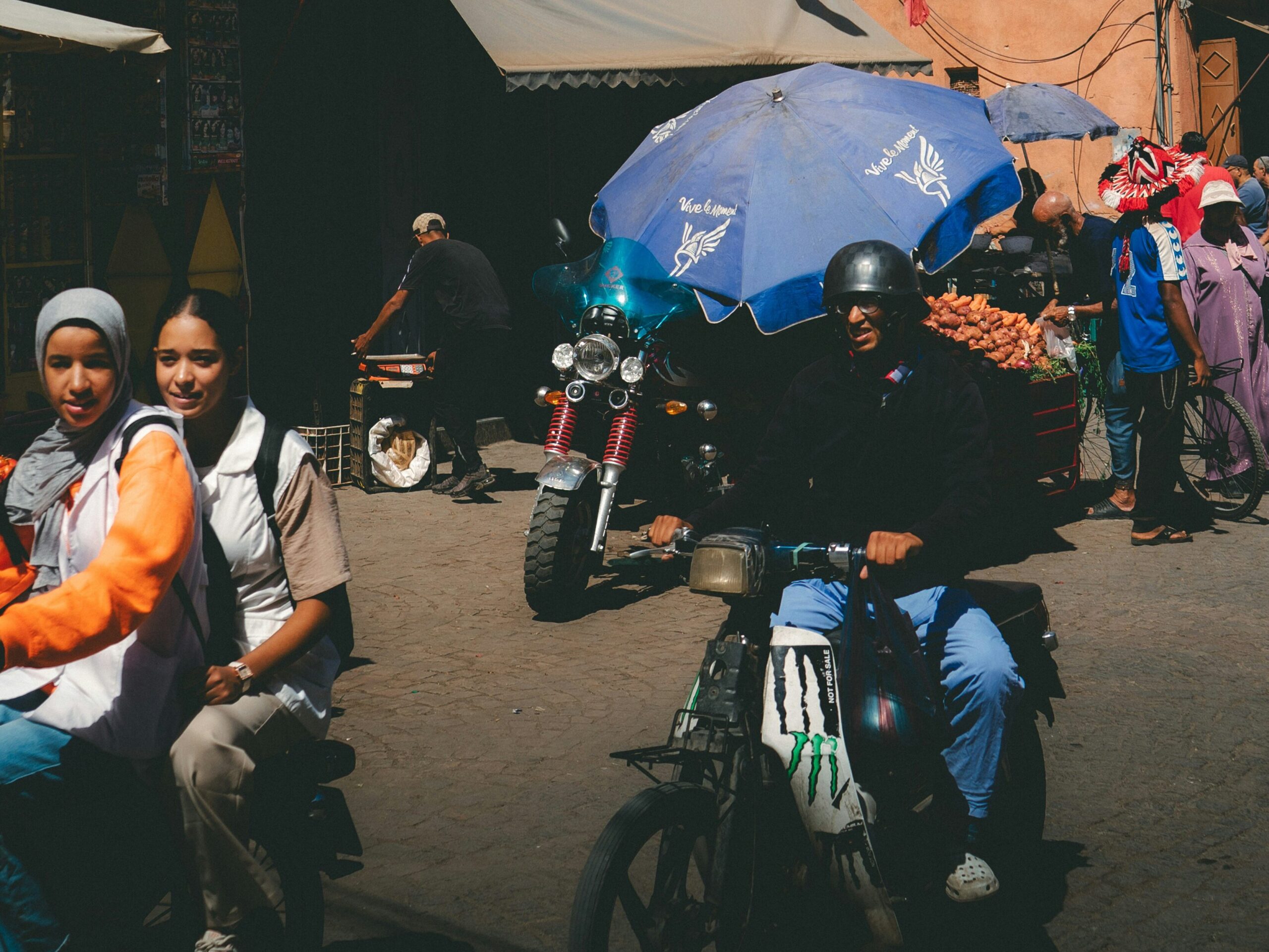 motorini che sfrecciano nei souk di Marrakech